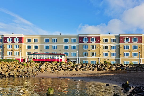 Building view of Holiday Inn Express & Suites Astoria, an IHG Hotel