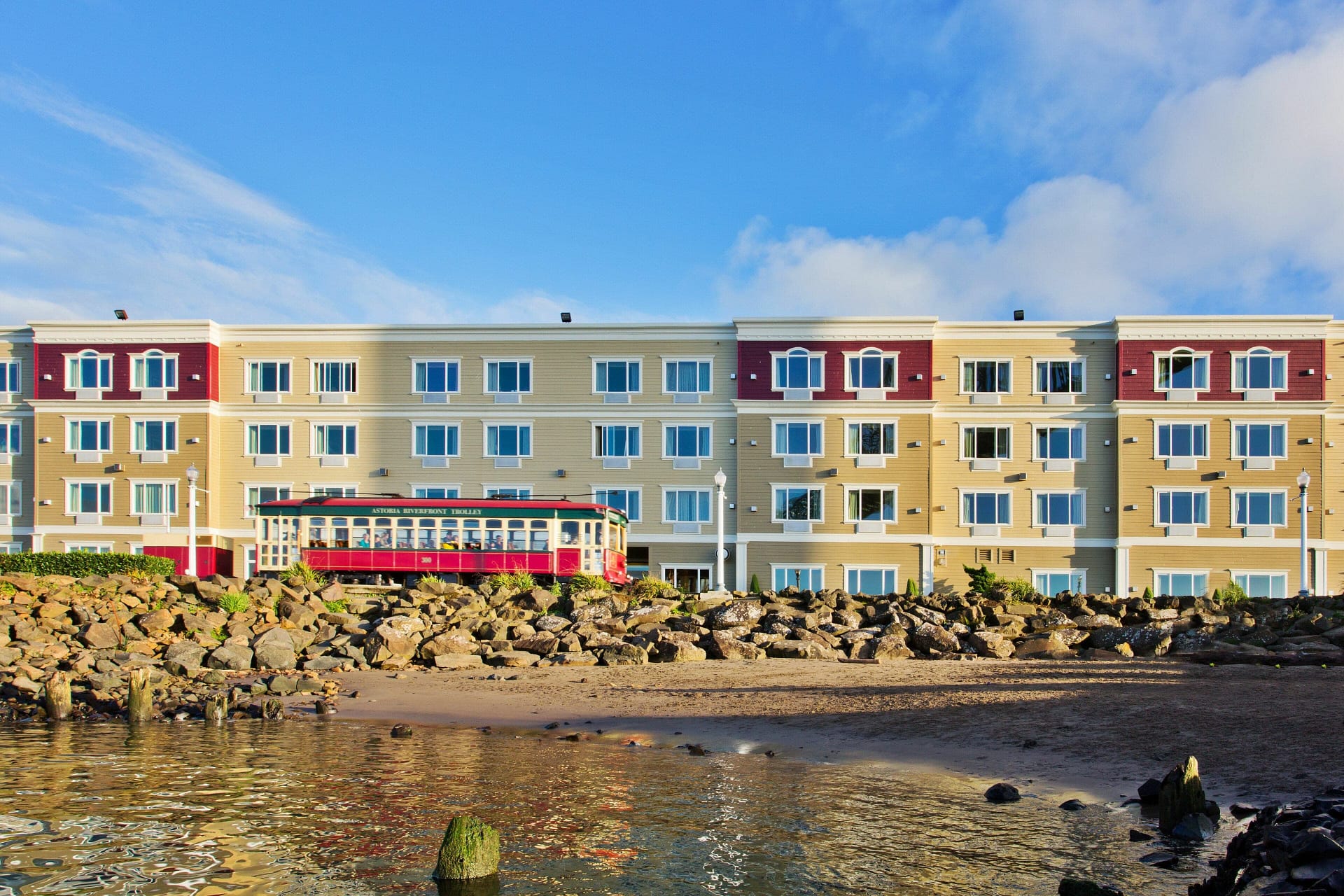 Building view of Holiday Inn Express & Suites Astoria, an IHG Hotel